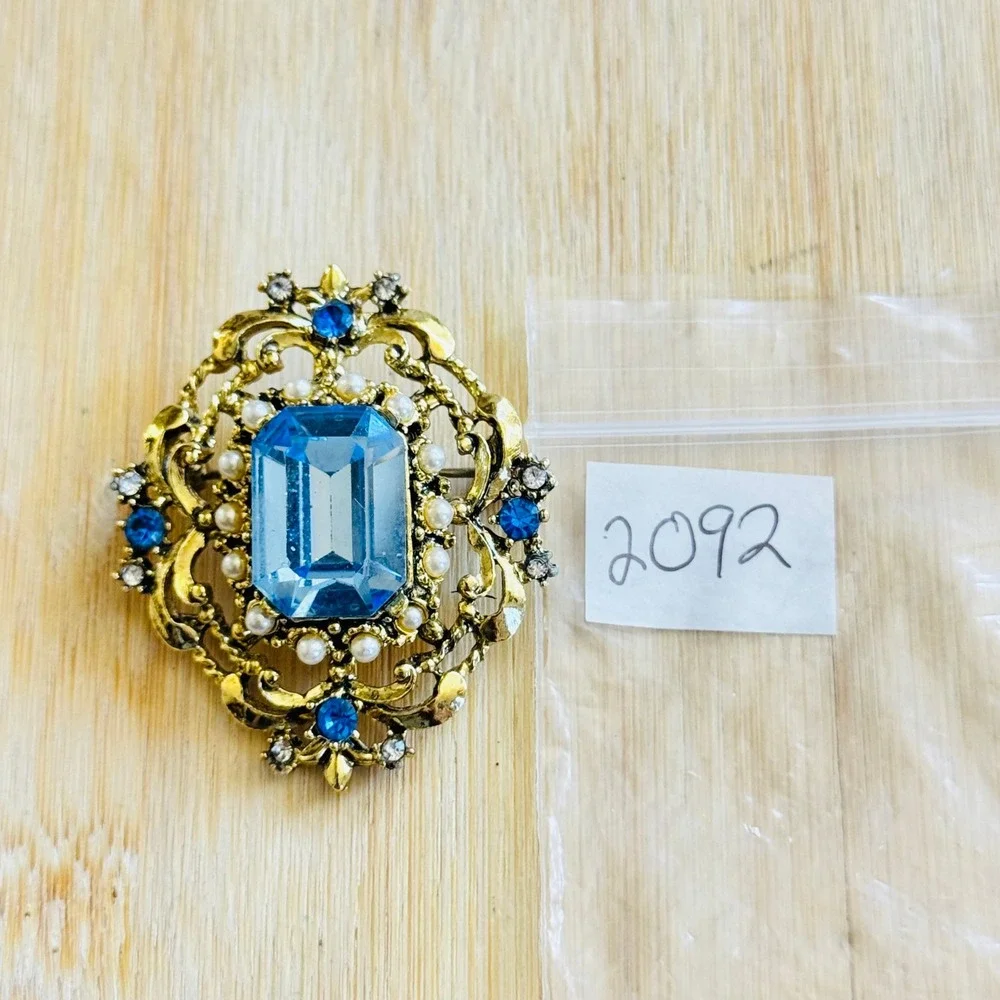 VTG Victorian Style Faux Aquamarine Brooch Pin Cabochon Pearl Filigree Regal 60s